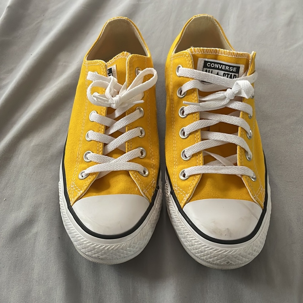 Converse Sz 7 men’s - yellow- worn lightly - clean inside and out